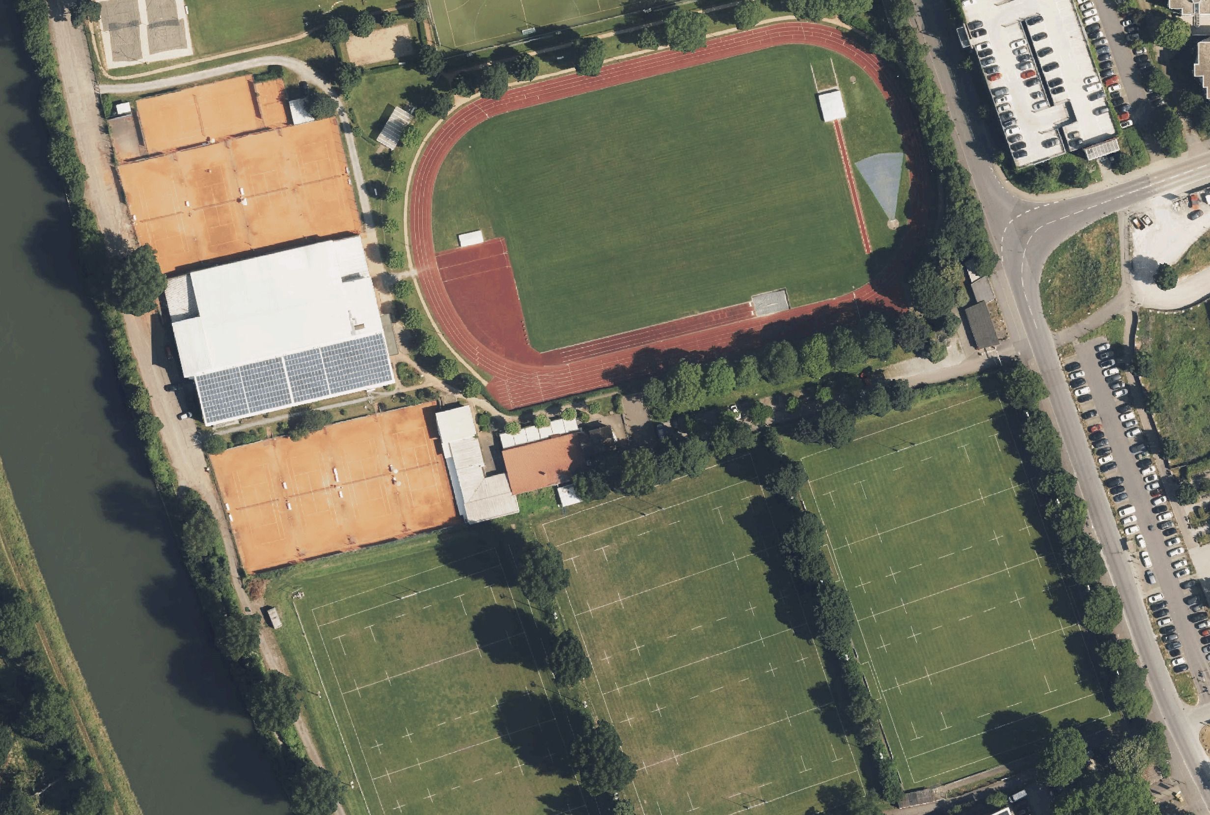Luftbild des TSG-Areals an der Tiergartenstraße mit markierten Trainingsgebäuden Athleticon und Gymnastikraum, den Umkleiden sowie Haupteingang und Eingang zum Athleticon